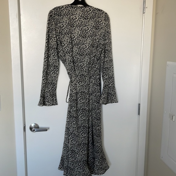 PRETTY LAVISH BLACK PRINT RUFFLE TIE WRAP MAXI DRESS - Picture 4 of 4